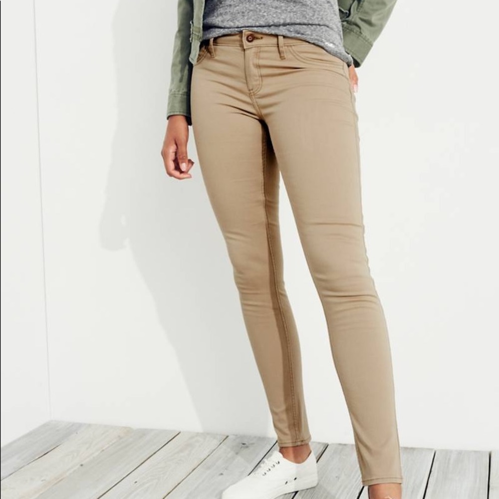 hollister khaki pants 💛